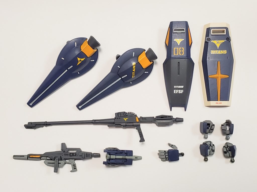 こちらが今回の本体以外のパーツ群です😊🎶今回ハンドパーツが(右)ライフル持ち手、(左)穴空握り手しかなかったので、両手の完全握り拳を用意しました🙌✨こちらはなんと❗HGvガンダムのものを流用しました😎✨手の大きさが丁度良かったもので🤭💦平手はジムコマンド系の余っていた平手パーツを使いました✋