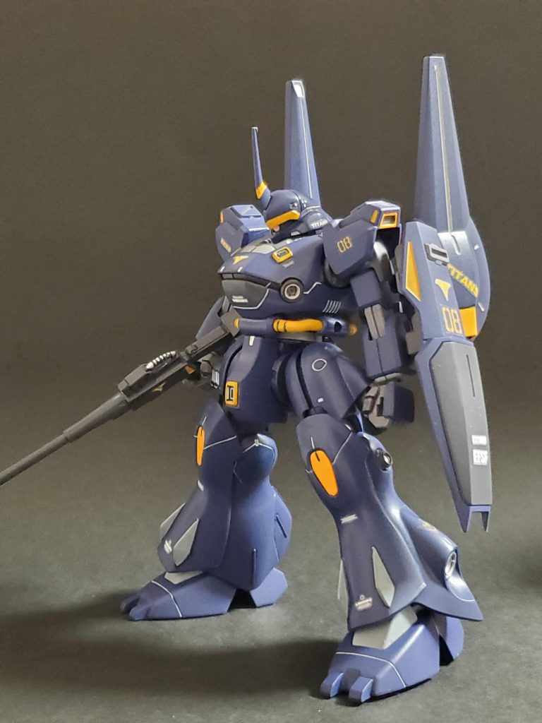 今回は妄想ダダ漏れでは収まらず(表)(裏)という形でのアクト・ケンプファー投稿となりました😅💦ここからは製作レポートです🤭✨今回はだいぶ前に製作しましたアメイジング・ケンプファーをベースにミキシングを加えティターンズ仕様に仕上げてみました🙌🎵ミキシングはご覧の通り両腕を旧HGUCガンダムMk-II 、背面には残っていたリック・ディアスのバインダーを装備👍️✨そして、グリプス戦役時として違和感が出ない装備を用意しました👊‼️塗装はいつも通り筆塗り全塗装🖌️💦艶消しトップコートで仕上げています😊カラーリングはティターンズらしくティターンズブルー2とオレンジイエローでティターンズブルー1を配色しました😎✌️