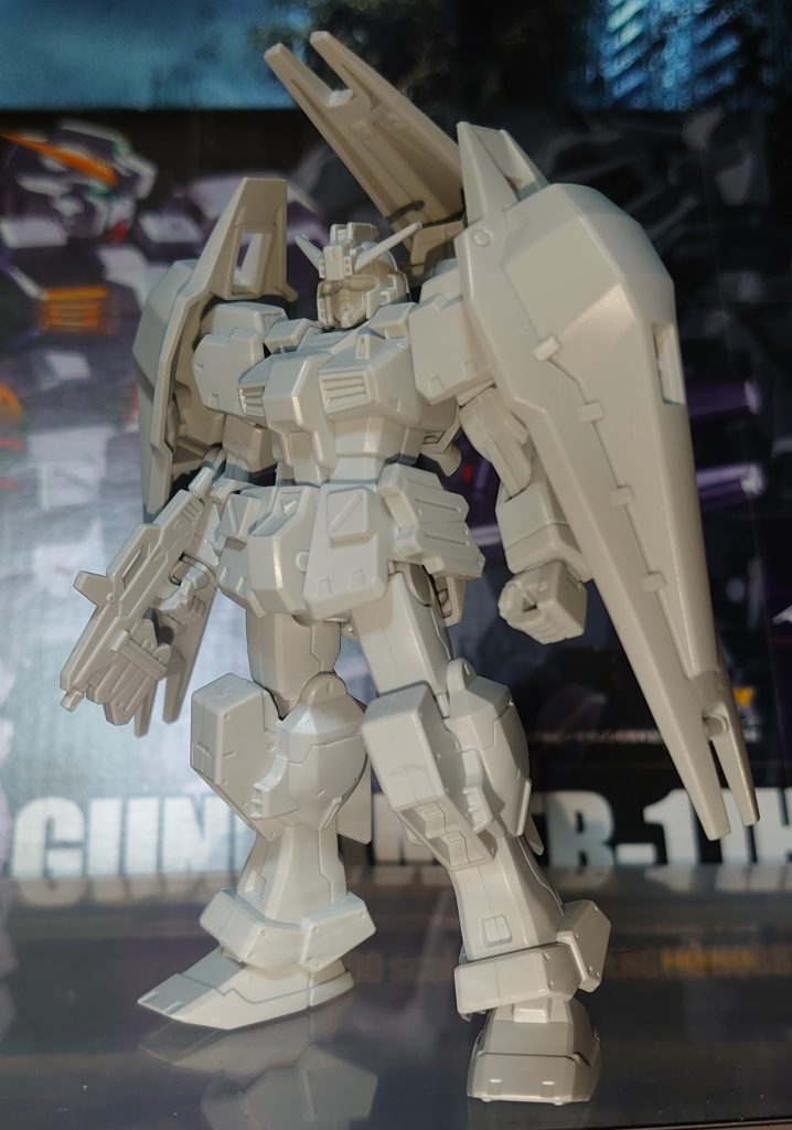 元の素組は真っ白です一応出来る限りの合わせ目消しはしましたが・・・1/200の割に造形は凄い、下手なHGより凄いんじゃない?足裏も見えませんが肉抜き無いんですよね。