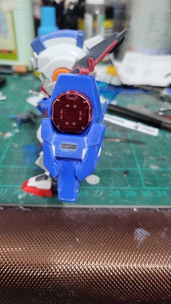 盾は、オリジナルのように見えるように切断され、彫刻されました。