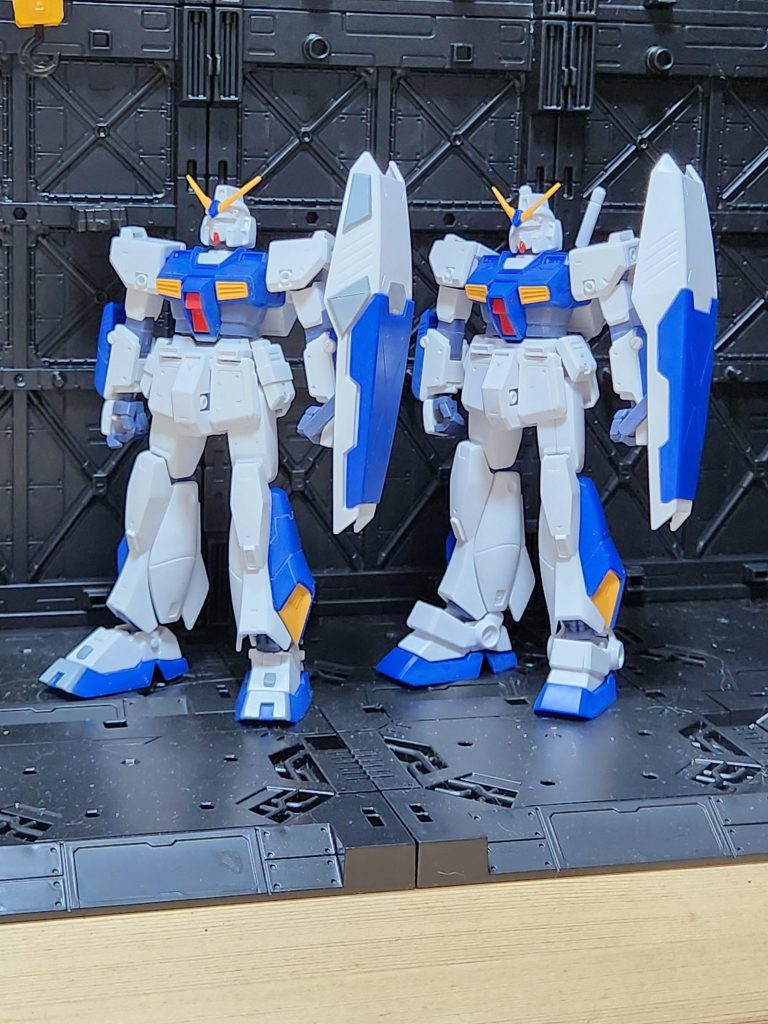 塗装前の素組との見比べです。シールドにも１ミリのプラ板で厚みを出し、爪先にも１ミリのプラ板を貼ってνガンダム風にしてみました。 チョバムアーマーも作成中なので、完成したらUPしたいと思います。