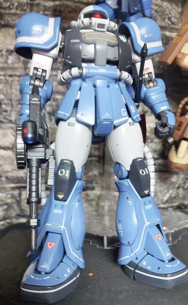 全体設定画を参考に、あとはアドリブでデカールを貼ってますいつもは1.7mmのマイナスモールドを使うんですが初めて2.0mmを使ってみま酢たマシンガンはMG旧ザクから肘と膝は配色を変えたの(@￣ρ￣@)