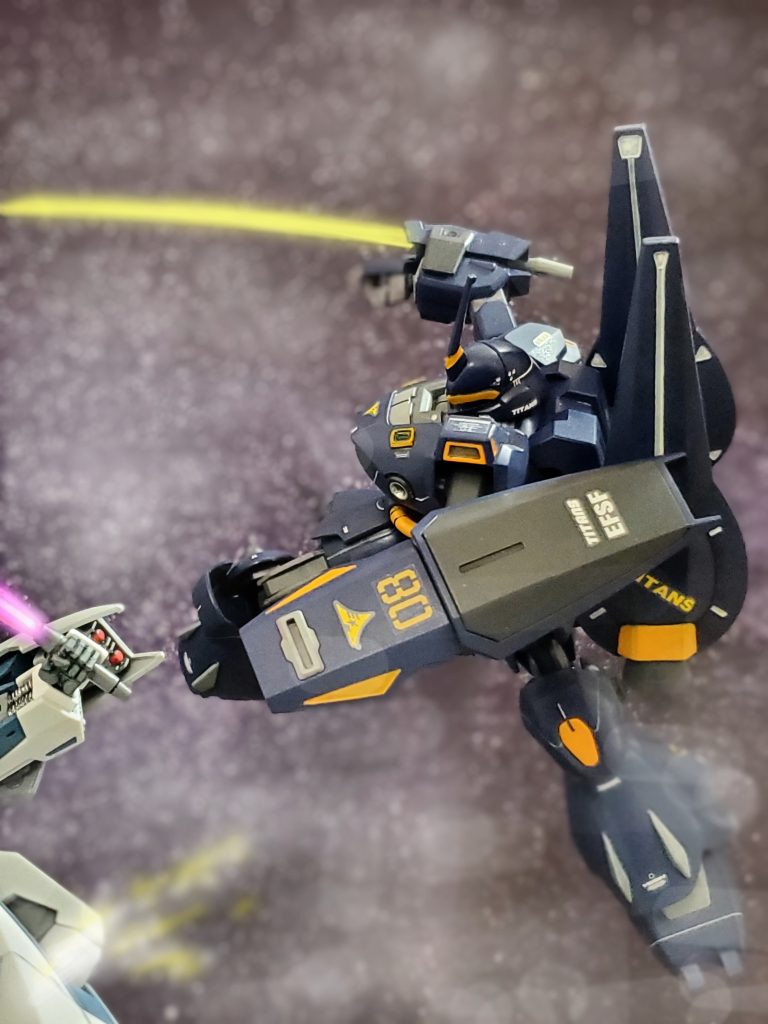 生気のない眼でガンダムタイプに襲いかかるレイラ少尉💦もはや戦闘マシーンの一部になろうとしていたその時、レイラの頭にゼロの幻聴が響く👂️⚡👦『レイラ‼️』その声にハッと我に返るレイラ❗それと同時に機体は止まり n_i_t_r_o による光は消沈する♨️ 