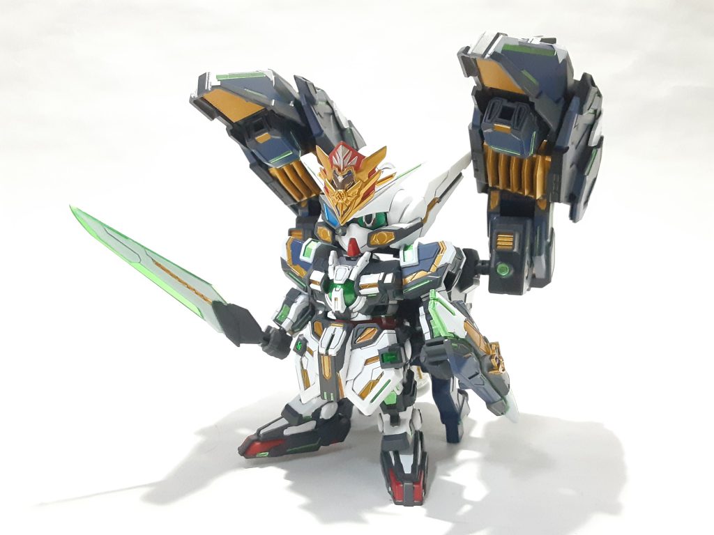 キャプテンクアンタのサポート機であるアストレアタイプ-Bゴツいバックパックに目を引きます