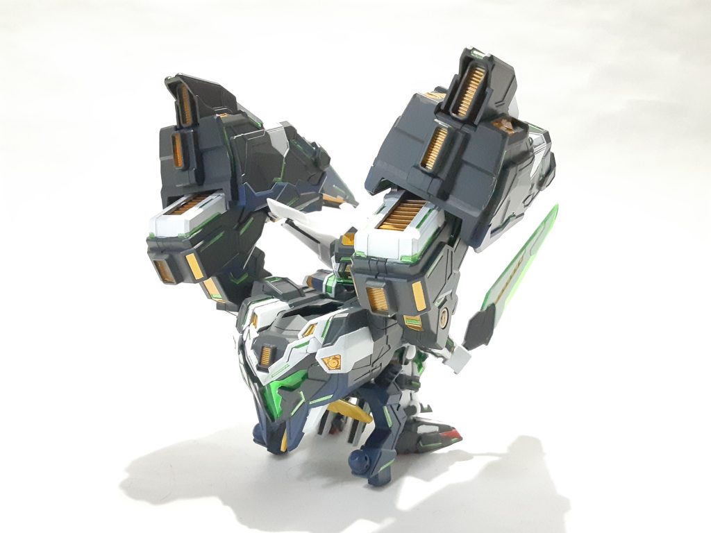 背面。各所にある隙間が気になったのでモールドプレートを加工し取り付けています