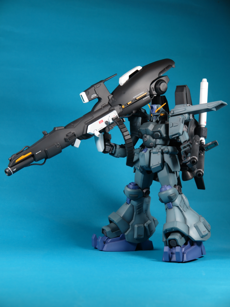 全体像、塗装はFAZZのカラーに似せていますがグレー単色では単調かと胸部と脚部の一部をジャーマングレーに変更。ハイパーメガキャノンの持ち手をMSGなどで自作し持ち安くダブルビームライフルは試作風に頭部はダブルゼータのハイメガキャノンを取り付け。