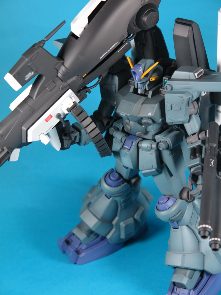 ハイパーメガキャノンとフレキシブル・スラスター・バインダー干渉するのでバインダーは撤去、肩回りが寂しくなったのでFAZZのショルダーに交換