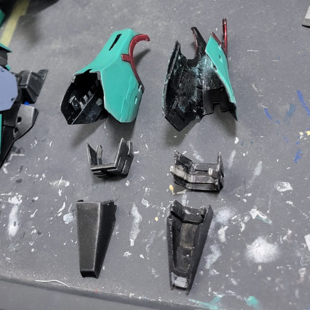 ⑥ 脛装甲幅増し&裾延長 【難易度5、満足度5】キットの細い足は、この後、G-Vで使う予定なので、そのままとし、それに被せる形で幅増し。基本プラバンで作っているが、いやはや、良く壊れる。脇のディテールアップに見える箇所は補強。裾のところが歪んでしまったので、70度のお湯を沸かし、その中に入れて、手曲げで修正。うまくいって、写真では左右の違いは気にならなくなった。その後、特に問題もない。自作パーツにヒビが・・・。塗装後にも再びヒビが・・・。どうしよう、シールでも這って誤魔化すか・・・。 結果として左右の足それぞれで5mmぐらい幅増しされている。⑦ つま先延長【難易度4、満足度5】こちらも元の部品に被せる形で作成。これも接続用の爪が良く壊れた。○ その他合わせ目消しは武器のみ。他はほぼ合わせ目が出ないのですが、どうしてBANDAIの人は武器だけ手を抜いたのか。今回は、ズルで中華製エッチングパーツを買った。 https://ja.aliexpress.com/item/1005004286776150.html「そんな大人は修正してやる!」と言われるところが、ダメな大人を許して。