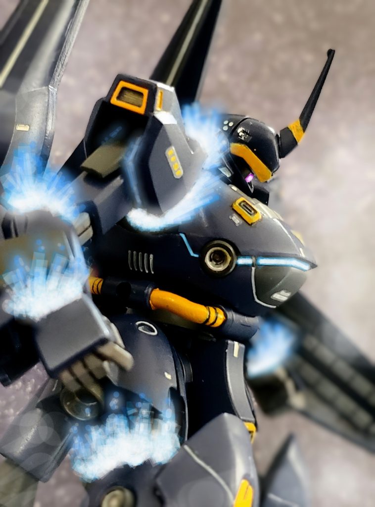 👧『許さない…私の大切なものを奪ったお前だけは絶対に許さない…😠⚡』悲しみのオーラを放ち沈黙したアクト・ケンプファーだが…突如❕青白い炎🔥が間接部から吹き出し身に纏い始める…👀💦アクト・ケンプファーの変貌をブリッジでモニター📺️していたナナイ博士は驚きと歓喜の目でその姿を見て呟く…その言葉に質問するナハト中佐🕶️🧏‍♀️『 あれは…n_i_t_r_o…👀✨ 』🕶️『ナイトロ？…なんですかそれは？』🧏‍♀️『n_i_t_r_oは常人にNTと同様の能力を付加させるサイコミュシステムですが、強化人間の機体操作を補助するシステムでもあります😊サイコガンダムなど研究所で作られた試作機はどの機体も備えていますが…あの青白い光はパイロットの脳内が強制的に書き換えられ能力が上がっていく事を意味します😔レイラの感情に大きく反応したようですが、この状態が続くと代償としてパイロットの人格が崩壊し廃人となってしまいます🤔💦』