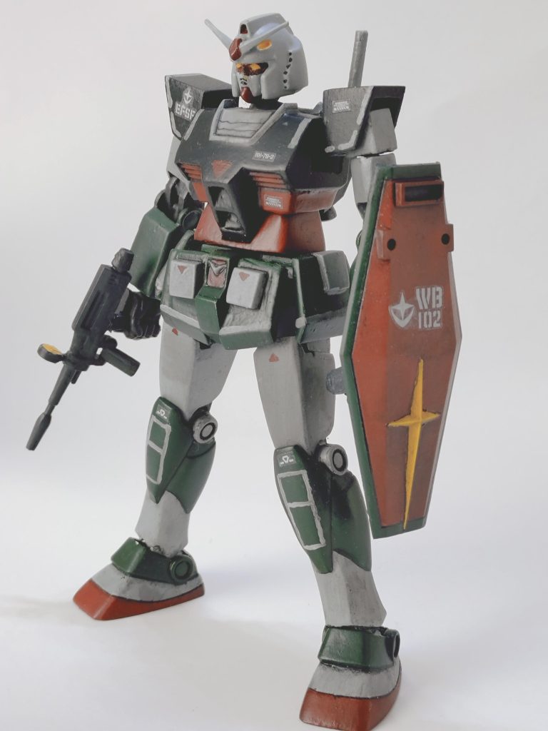 今回こちらのキットは、リアルタイプガンダムカラーで塗装してみました。リアルタイプは作ったことがなかった事、またリアルタイプが塗れそうな塗料がたまたま手元にあった事が理由です 笑