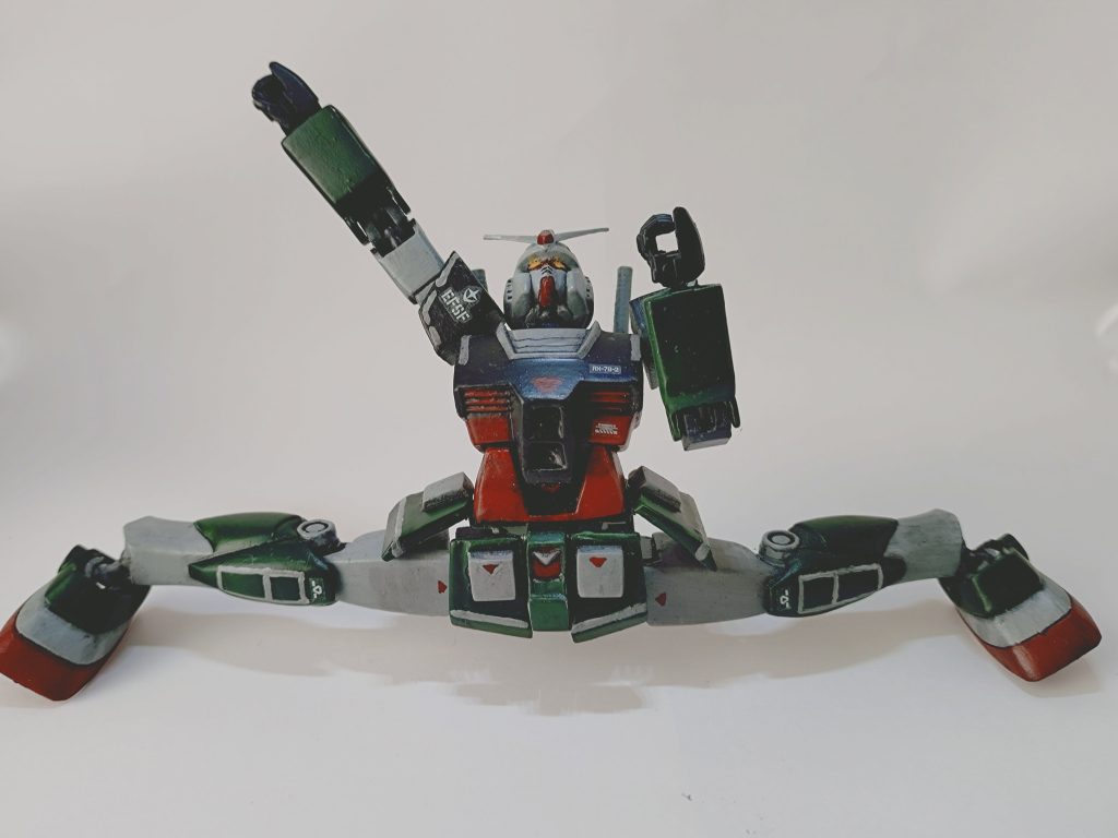 なんかガンプラやフィギュアのレビューサイトでよくみるヤツ?可動範囲はざっとこんな感じです。可動範囲がかなりアップしているのがおわかりいただけたでしょうか?接地性だけちょっと厳しいか?