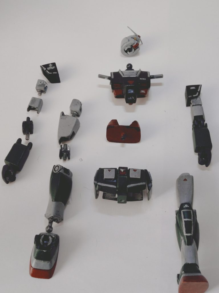 とにかく全身手を入れました…見づらい写真で申し訳ありませんが、よろしければ参考にしてみてください。一応こだわりとして、関節パーツは市販のものはできるだけ頼らず、自作を試みました。どうしても思いつかなかったとこはダブルボールジョイント入れたりしてますが。