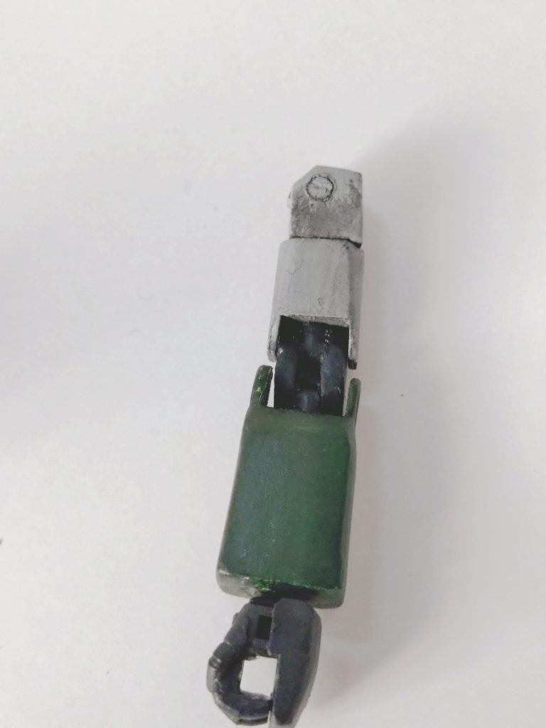 今回こだわった膝関節。写真ではかなり見にくいですが、T字のランナー2つをプラバンでサンドイッチした自作関節です。ディテールが少ない旧キットには案外いい感じかも?と気に入っています。可動範囲も申し分ないし。