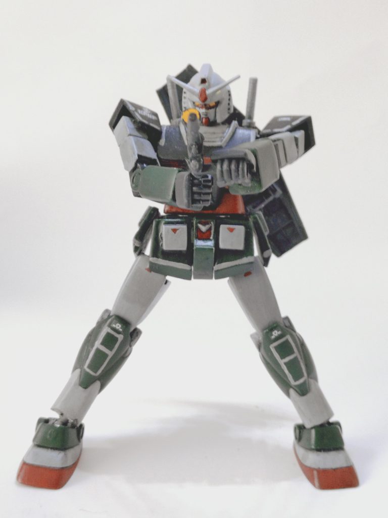 手始めにビームライフル両手持ち!このためにキットのビームライフルのグリップ、フォアグリップを作り直ししました。ちょーっとペラペラで小さい感じがしますが、自分の技術では直せそうな感じがしなかったので、これも旧キットの味!と無理やり納得することで無事解決しました(してない)