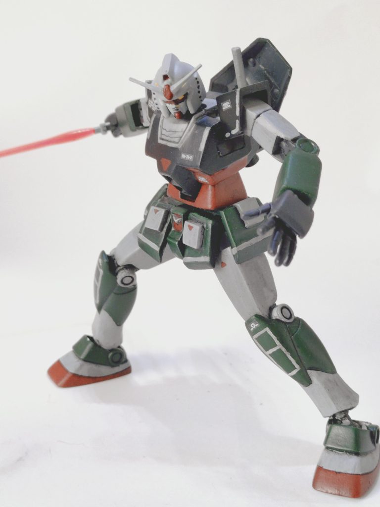 ビームサーベル抜刀!千歳飴やない!ビームサーベルじゃ!!というわけで、キットのものをカットし、1ミリ穴を空けてHGのサーベルパーツが使えるようにしています。