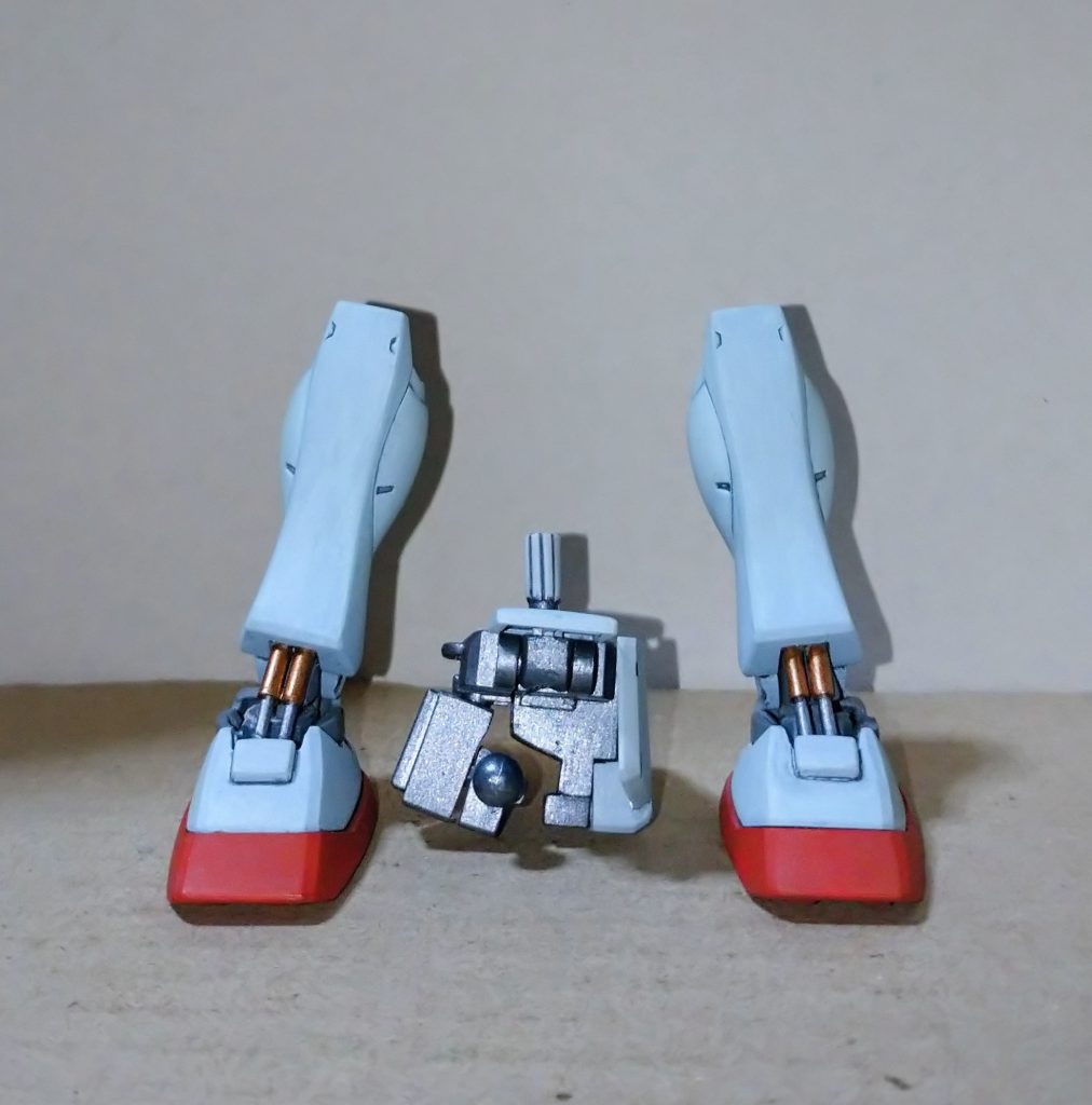 足首は裾の部分に前後可動の関節を追加してあります。シリンダー(アブソーバーか?)はちゃんと連動可動します。・・・が全くこれっぽっちも見えません。😭まあガンプラ作っているなら一度はやって見たかった工作なので良いんですが、かなり苦労(シリンダーを作るのがではなくクリアランス等が)したわりには本当に見えないので割に合いません。可動などしないダミーで十分です。股関節の可動は言葉では分かりずらいと思うので画像で。側面から見たものです。