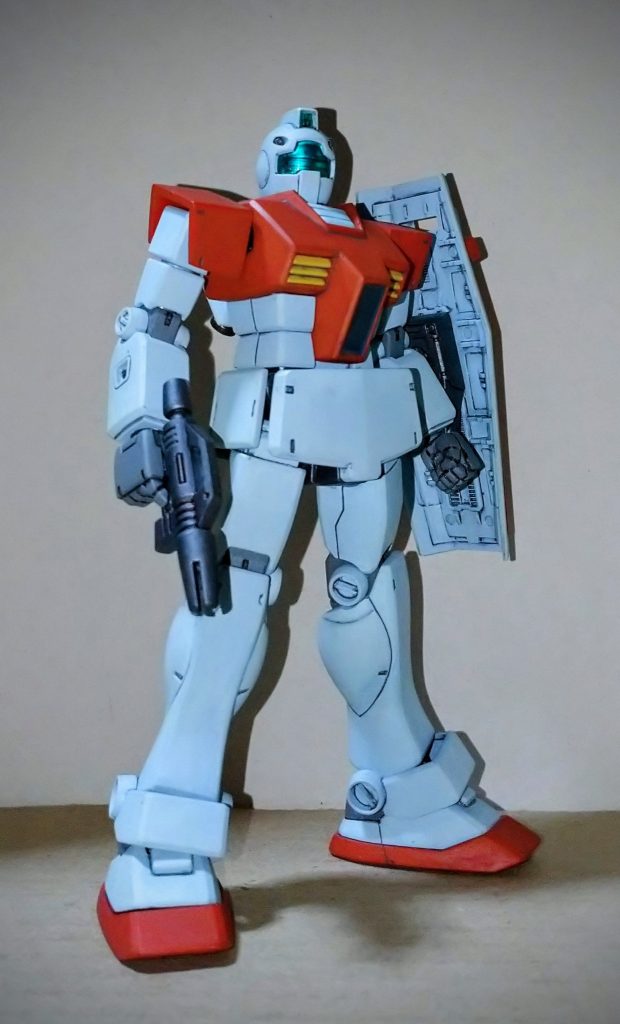 別の角度からも一枚パシャリ。どの方向から見ても隙の無いカッコ良さです。😆関節部分も出来るだけ元のキットパーツを使用しています。干渉する部分を削ったりカットしたりしていますが、それだけではどうしようも無い部分はプラ材で手を加えています。アンクルアーマーは取り付け箇所を足の裾の部分に変更しました。股関節には前後に可動する箇所を加えています。肩は前後と上下に可動する二軸の関節をプラ材で作って切り取った元の軸に接着しています。首も胴体から切り離して前後の可動を追加して腰もボールジョイント可動にしてあります。別に最新キットや変態可動を目指して加工している訳では無く自分が取らせたいポーズさえ取れれば良いので驚くような可動範囲ではありません。なので股関節や足首も元のボールジョイントで十分です。