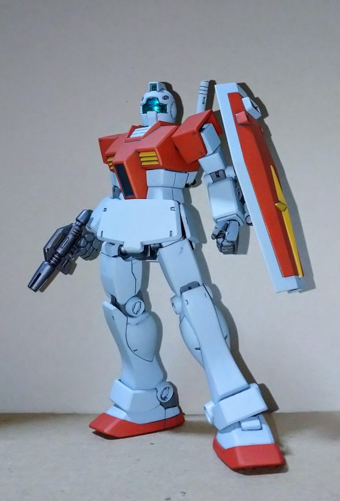 おそらく最も売れて多くの方が手に取られているキットの一つだと思います。蓋を開けるとランナー二枚という少なさで本当に1体のロボットが出来上がるのか不安になります。(笑)ほぼ全身の可動部分に手を入れているので(二の腕のロール部分と手首以外)立ち姿もキットのままのモノより柔軟な感じで取らせられます。
