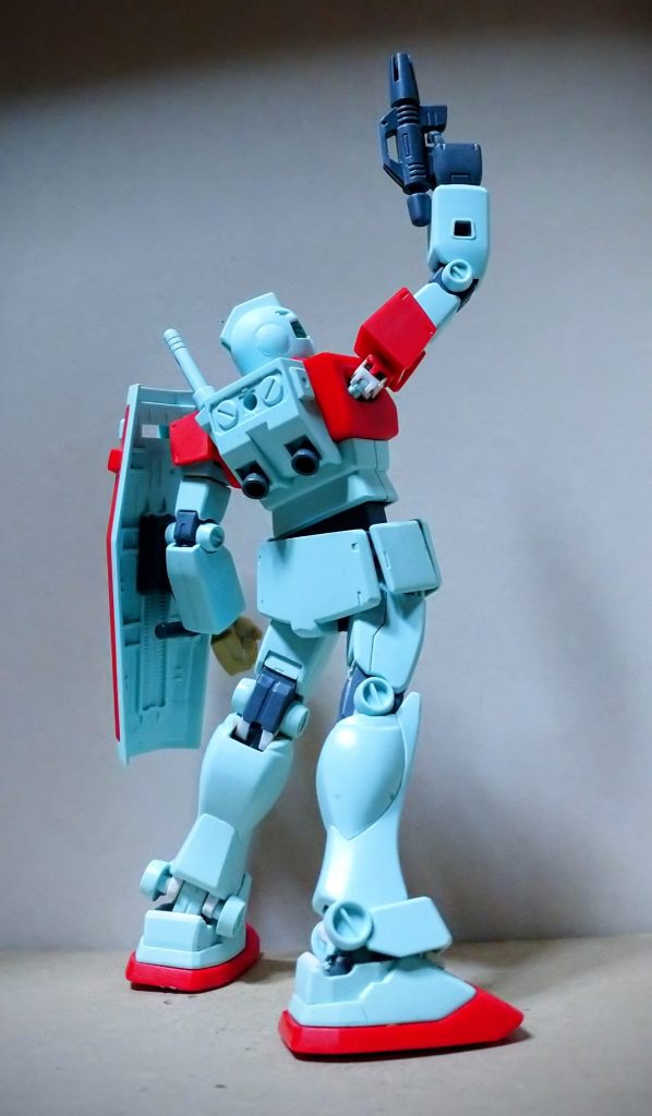 膝関節の裏側は可動の為に少し外装を削って形が変わっています。出来れば手を出したくなかったけど何とかキレイな立て膝を取らせたかったので妥協しましたがそれでも思っていた通りの立て膝にはなりませんでした。太ももが短くて膝アーマーがトップクラスに厚みが無いジムにはとてつもなく高いハードルです。かといってそこいらに手を加えてしまっては自分的には意味が無いので今回は諦めました。肩関節には内部の可動機構とつながっている様に見えるタイロッド的なディテールも付け加えて少しメカニカルに見える様にしてあります。もちろん内部にそんなモノはございません。(笑)