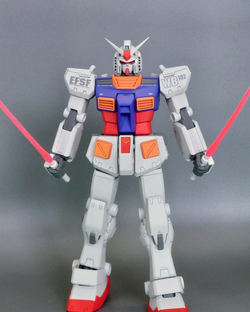 ビームサーベルはパーティングラインを処理して蛍光ピンクを吹き付け。グリップのディティールは埋めてシンプルにしてみました。