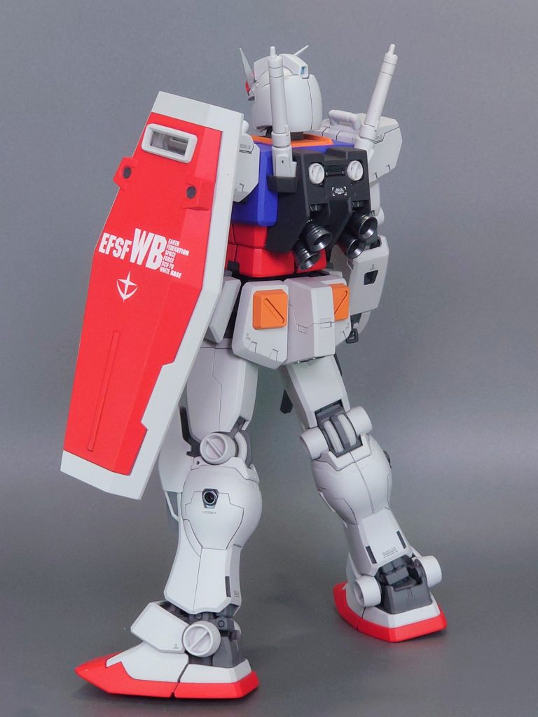 塗装は説明書の画稿より明度を落とした色で塗装。バックパックやライフルのメカ部、バーニアスラスターはメタリックカラーで塗装して本体との質感を変えてみました。