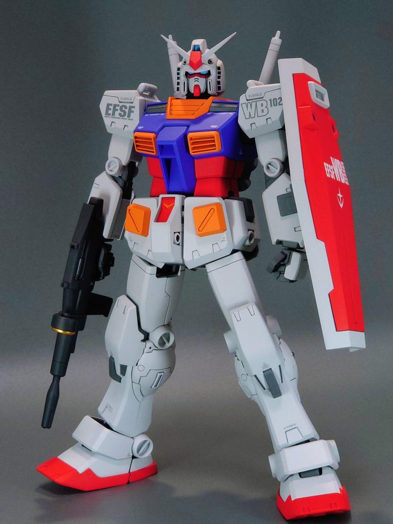 頭部が厳つい印象だったので顔のアゴ周りを削り込み、少し奥に接着固定。頭頂部も少し削ってます。