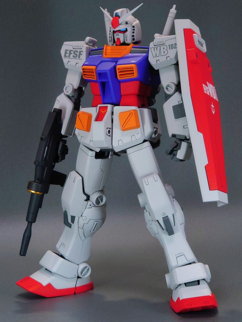 足がハの字により広がるように太もも後ろ側外装の股関節と干渉する部分を削り込み。腹部と腰との接続部のポリキャップを貫通させ隙間が出来ないようにしてます。