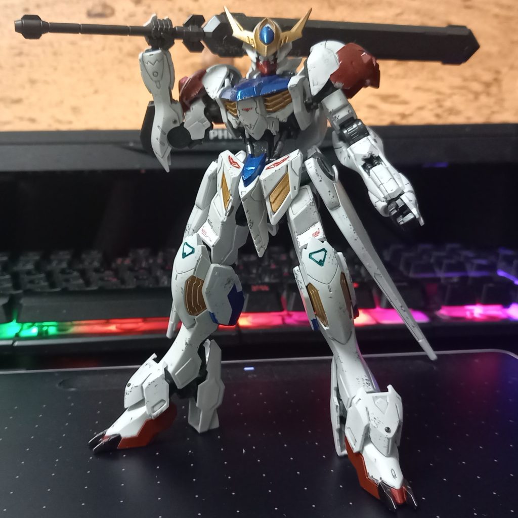 今回は「汚し」に初挑戦。ダークグレーとシルバーのエナメル塗料をスポンジに着けてポンポンしたり、リアルタッチマーカーで塗ったところを綿棒で擦ったりして仕上げました。