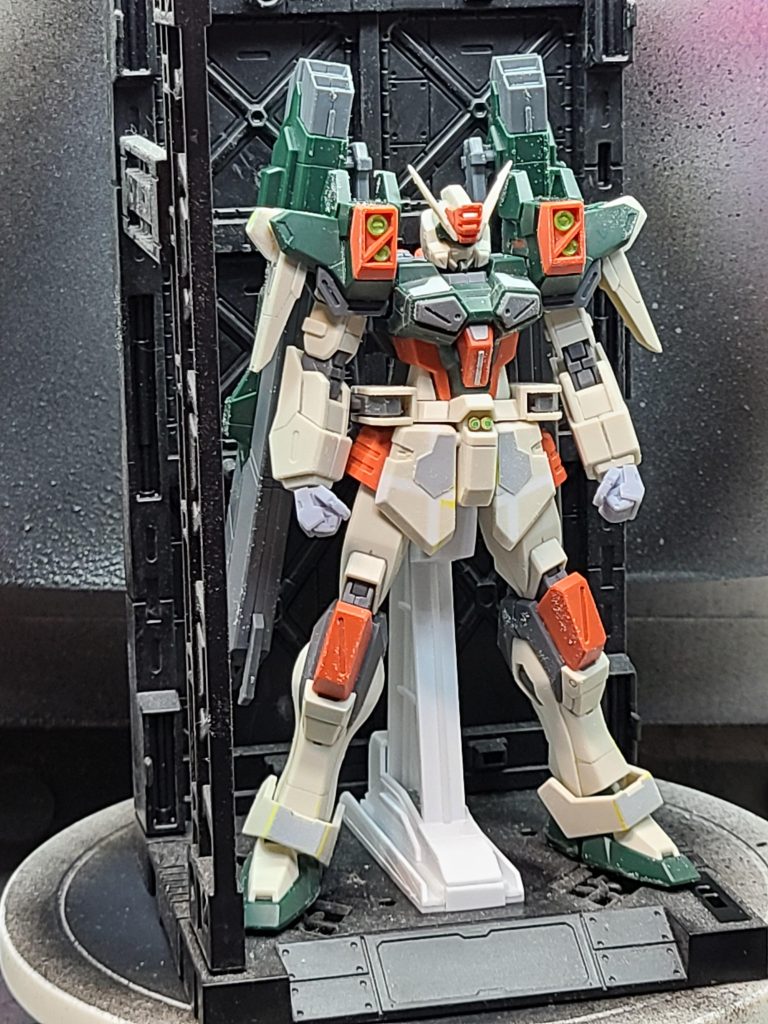 大体の方針が固まった状態からお届けします(笑)背負いモノが大きく、結構不安定なので、素立ちで飾るのをデフォとして、100均の格納庫をベースに、プラ板で支柱を作ってスタンド兼台座にすることにしました。以下解説↓