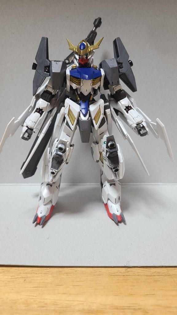 仕上がった所から取り付け(接着)をした時。このタイミングでプルタインの肩にあるクロービット?を腕に取り付け、ルブリスソーンの展開するランチャー？も取り付けました。