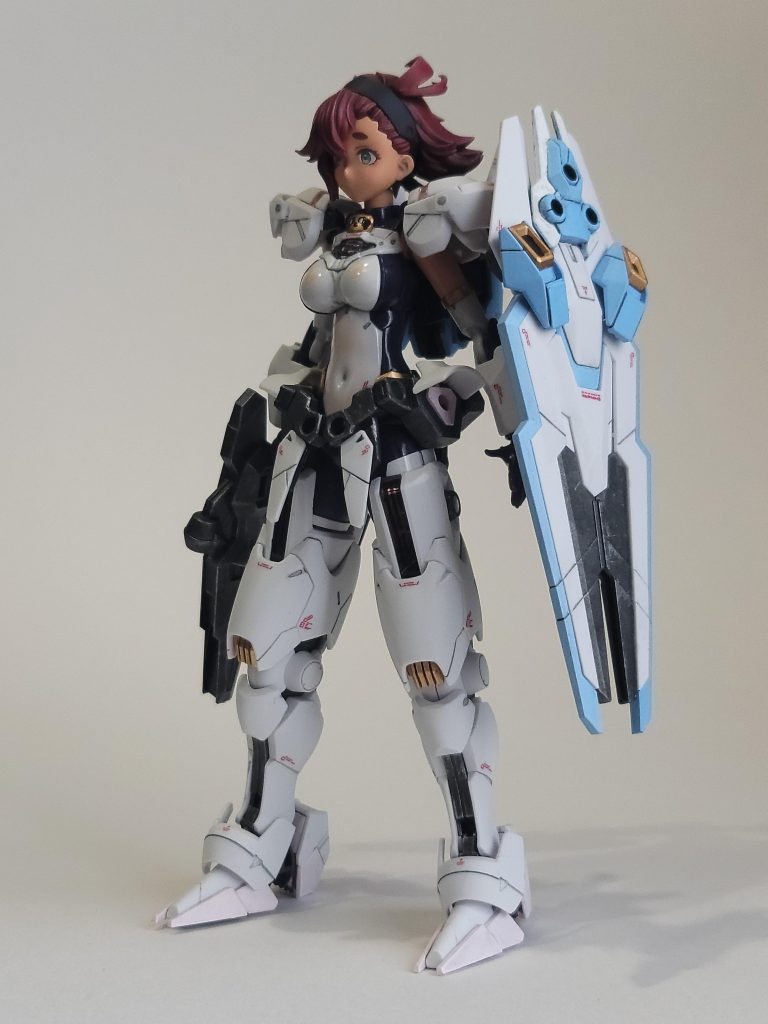 塗装も控えめに青と赤、黄、フレームのグレーを色変えしてます。逆に装甲の白やふみなセンパイのボディスーツはほぼ無塗装にウェザリングで済ませてます。