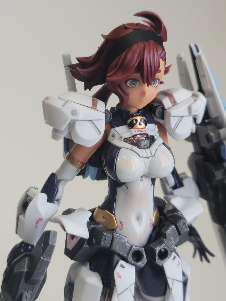 ボディスーツの白部分にタミヤウェザリングマスターHで透け感を出した上にツヤ出しトップコートで仕上げました。叡智な感じになって良かったです。その他装甲部分等はつや消しトップコートでメリハリを出してみました。ふみなセンパイの首元にいる猫ちゃんにはスレッタらしくタヌキになってもらいました。胸部クリアグリーンのパーツをクリアレジンで複製して透明化。全体の色味と合わせました。