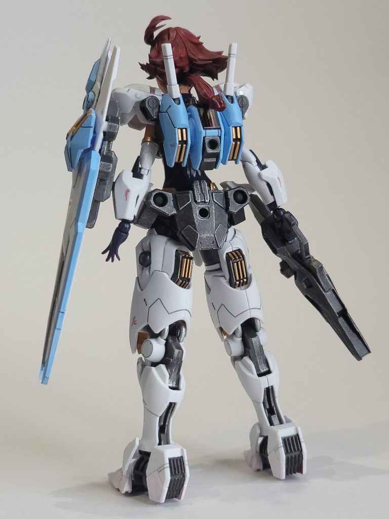 バックショット。肩アーマーは接続穴を開けてふみなセンパイのバックパックに直接付けられるように。