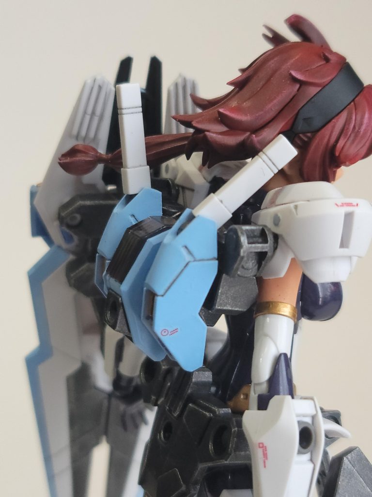 ビームサーベルラックを可動式に改造もしたんですけど、腕の可動域の問題で手が届かない!!髪の外ハネが大きくて干渉する!!