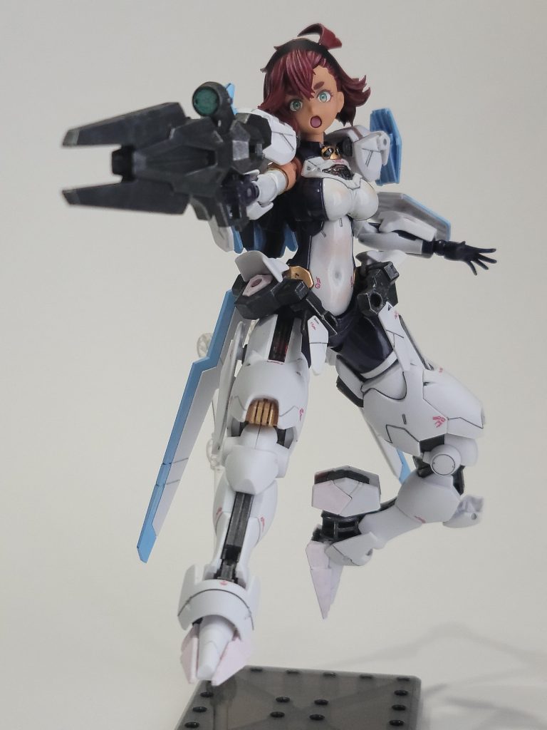 「やらせません!!」みたいな。ヒザの黄色パーツは地味に溝を削り込んでフィン状にしてあります。