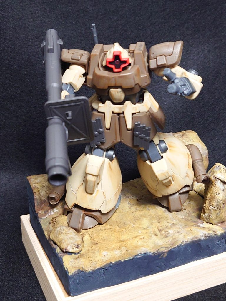 以前作った岩場のようなものの上に置いてみました。