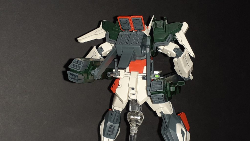 急では肩だったミサイルが背部に