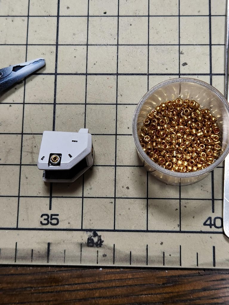 各所アポジモーターの部分はダイソーのビーズを入れてみました。穴を２ミリに広げて、ビーズ自体もバラつきがあるので合うのを探しながら差し込んで、一応流し込み接着剤で固定してます。手間はかかりますが、コスパは最高な改造ですね。