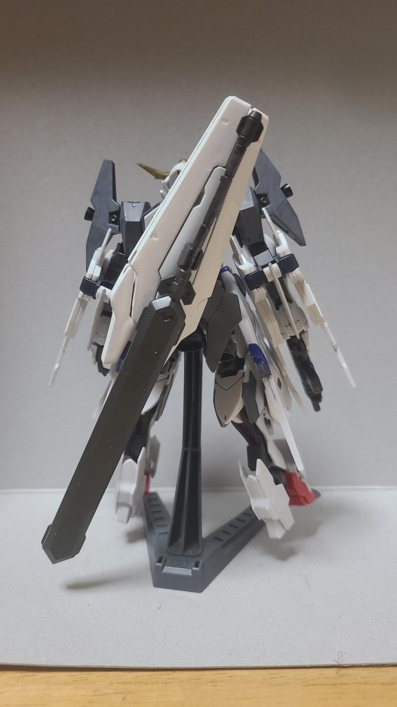 後ろから。バックパックに無理矢理ルブリスソーンのリアアーマー生やしたせいでマウントパーツにちゃんとソードメイスを付けれなくなったのでルブリスソーンのパーツで無理矢理解決。