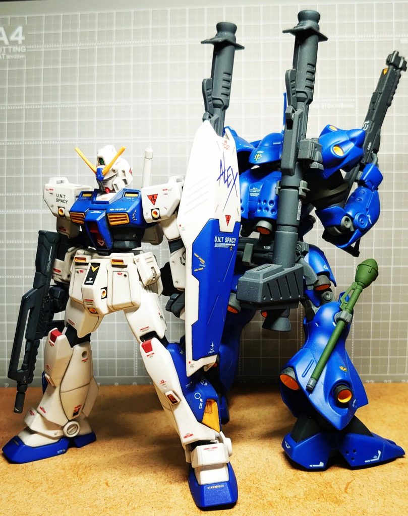 最後はケンプと一緒に(・ω・)ノアレックスの股の開き具合がツボです。 いつもは ヨゴシをやらないのですが 真っ白ベースの機体は陰影が全くないので 今回は少しスミを入れました。賛否あると思いますが よろしくお願いします(´ρ`)