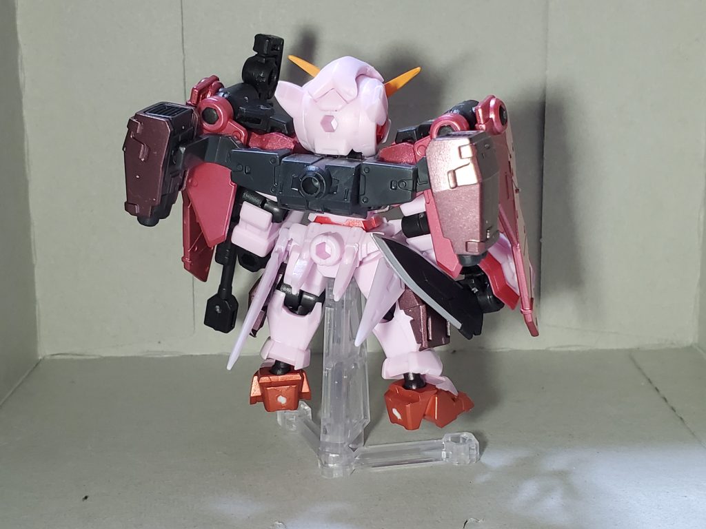 メイン写真を見ていただければ解ると思いますが、脚はキュリオス、胴体はヴァーチェ、腕はデュナメス、その他一部の武装や腰、顔の大部分をエクシアから創られています😊そして、この写真で解る通り、背部には胴体同様ヴァーチェのGNキャノンが装備されていて、脚部の発生機と合わせてGNフィールドの展開を可能にしています❗