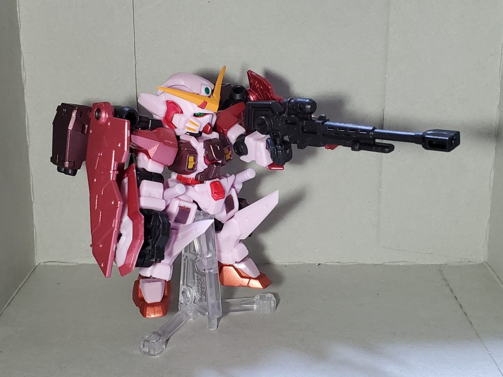 主武装は、一応右腕に装備されたエクシアのGNソードですが、左肩部に装備されたデュナメスのGNスナイパーライフルも、文句の無い火力と精度を保ちます❗ただ過重武装のため、他の武器と併用しての戦闘は難しく、テヴァイズシステムの導入後に技術流用でドライブとコンデンサーを直列で繋ぎ、粒子不足を補い安定した運用に至る。と言う設定を設けています😅