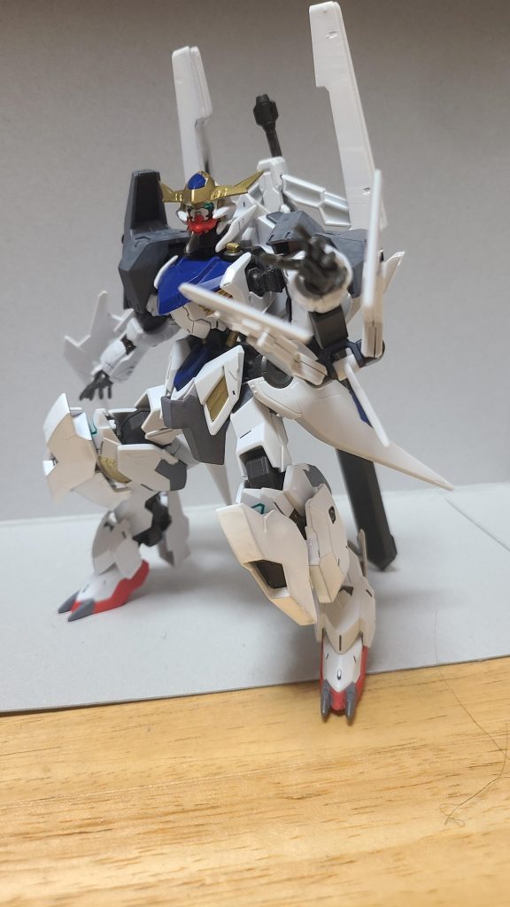 リミッター解除状態。クロービットを展開してルプスレクスみたいに飛び掛かって切り裂く様な戦い方に。