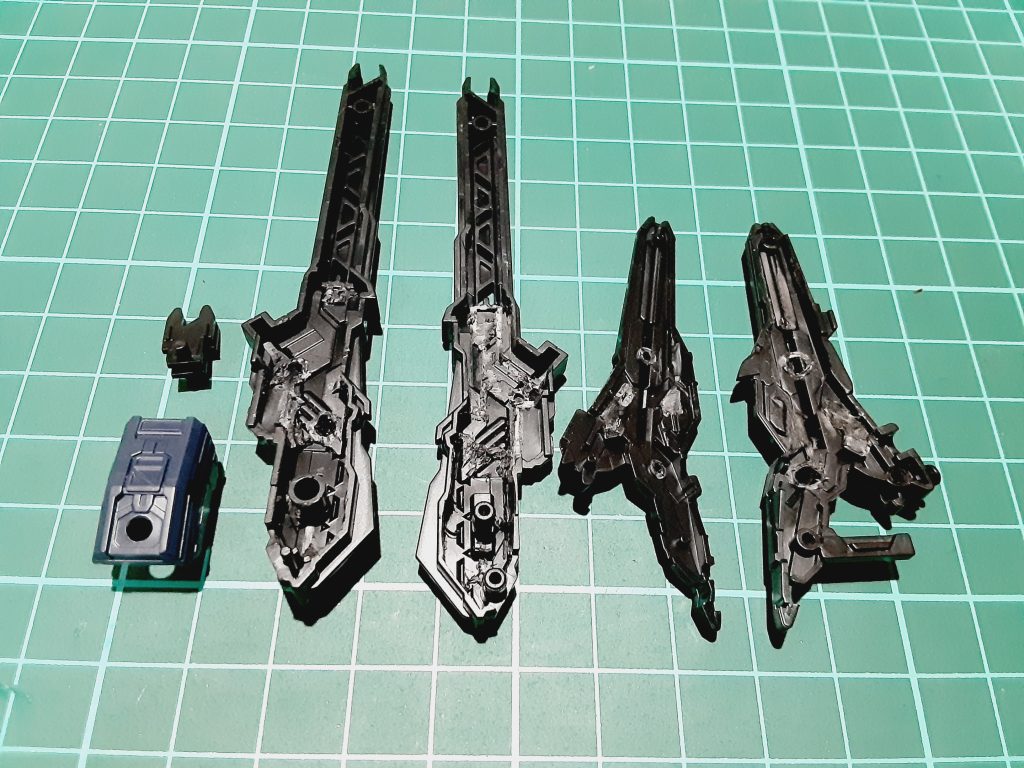 武器の加工素組みした時に武器を持たせたら本体が傾く程重かったので軽量化。ピンを切り飛ばし内部を可能な限り削って軽量化してます