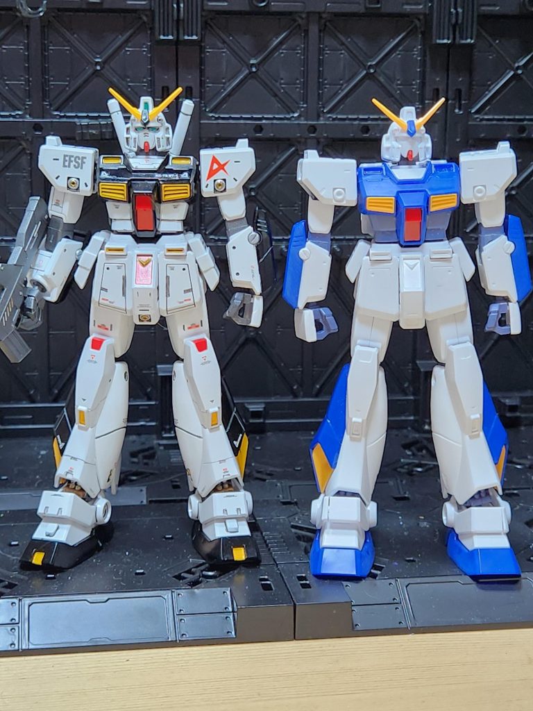 右の素組と比べるとこんな感じです。ちょっとはスタイリッシュになったかな。