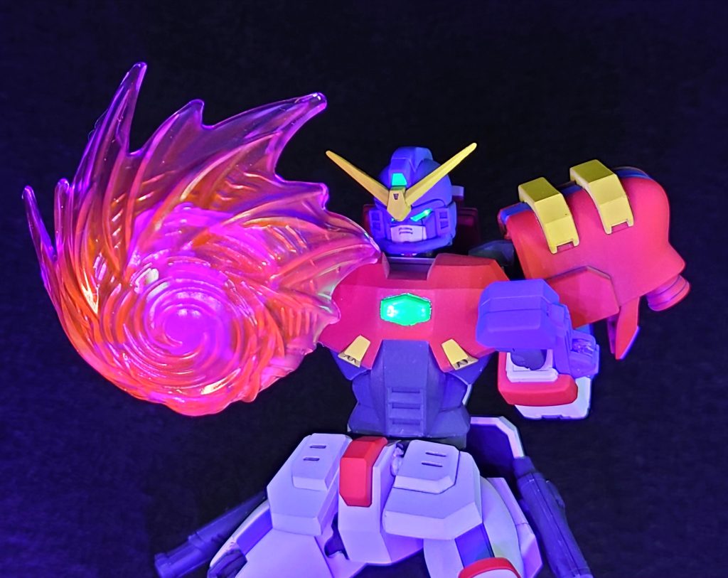 サイクロンパンチ色はどちらかと言うとバーニングパンチ寄りだと思いますがこの状態では撃てないのでサイクロンという事で。エフェクトパーツはしっかりとナックルガードにハマるので保持は楽ですが気を付けないと塗膜が削れます。クリアパープルのエフェクトには蛍光ピンクを軽く吹き付けて少し色味を変化させています。