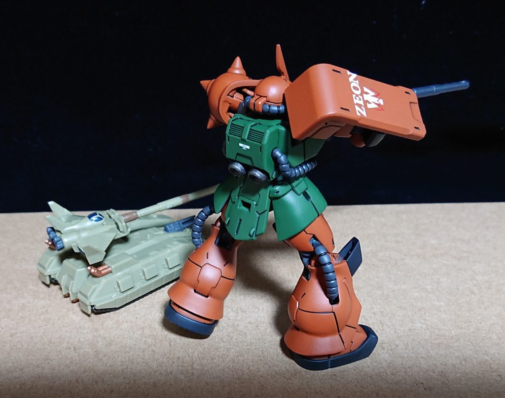 バックショットガルマ専用のマークのデカールは在ったけどZEONのデカールは無かったので1文字ずつ貼り付けています。