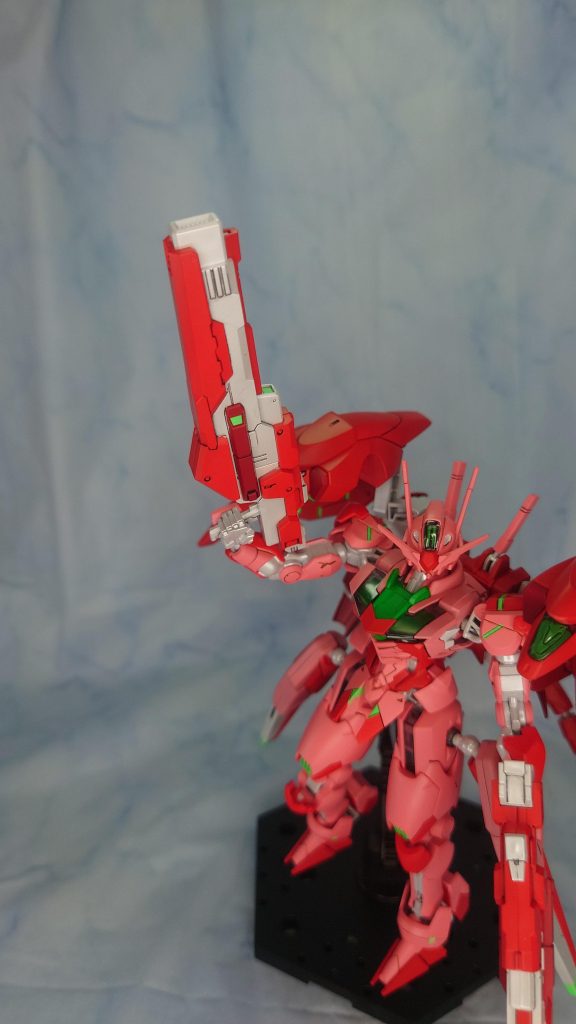 手持ち武器としてHJモデラーズウェポンのフォトンアークライフル2丁を装備してます。見た目が完全に好みドンピシャで使いたかったから使ってみました塗分けは1mm幅くらいのところが最高難度でしたがうまく塗り分けられたと思います。おかげでメッチャカッコよくなったと自画自賛です