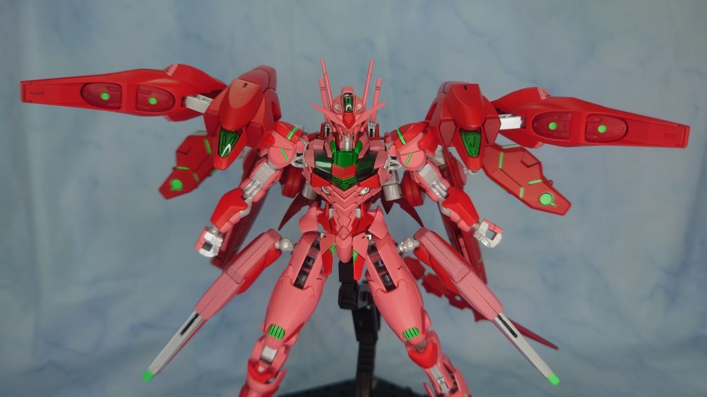 色々いじっていたとき、ファラクトのアーマーを写真のようにして「これなんかアビスの3連装ビーム砲っぽい」と思いました。なのでコラキは分離せずこのままビームを発射するコラキ砲になりました