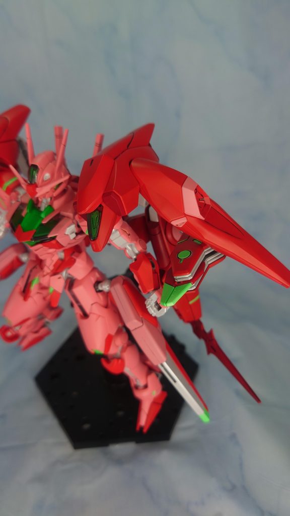 改修型の上部スラスターは前方に向けて展開翼を展開することでビーム砲になるという設定で作りました